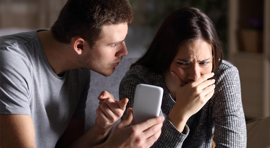 Espiar pareja en redes sociales
